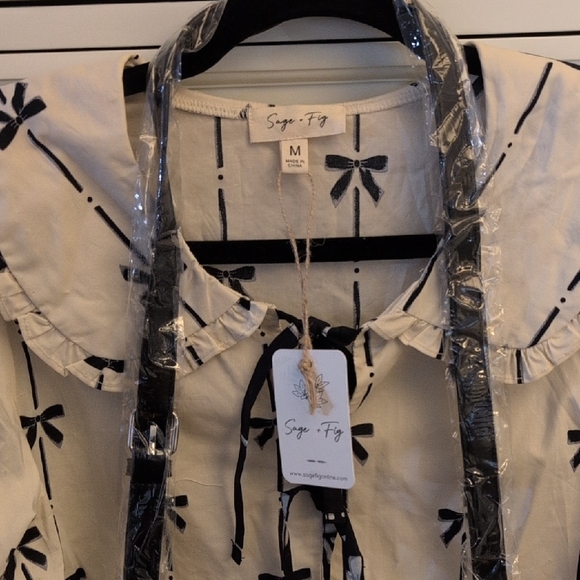 Sage & Fig Bow Print Peplum Blouse in Cream & Black With Crossbody - Picture 2 of 9